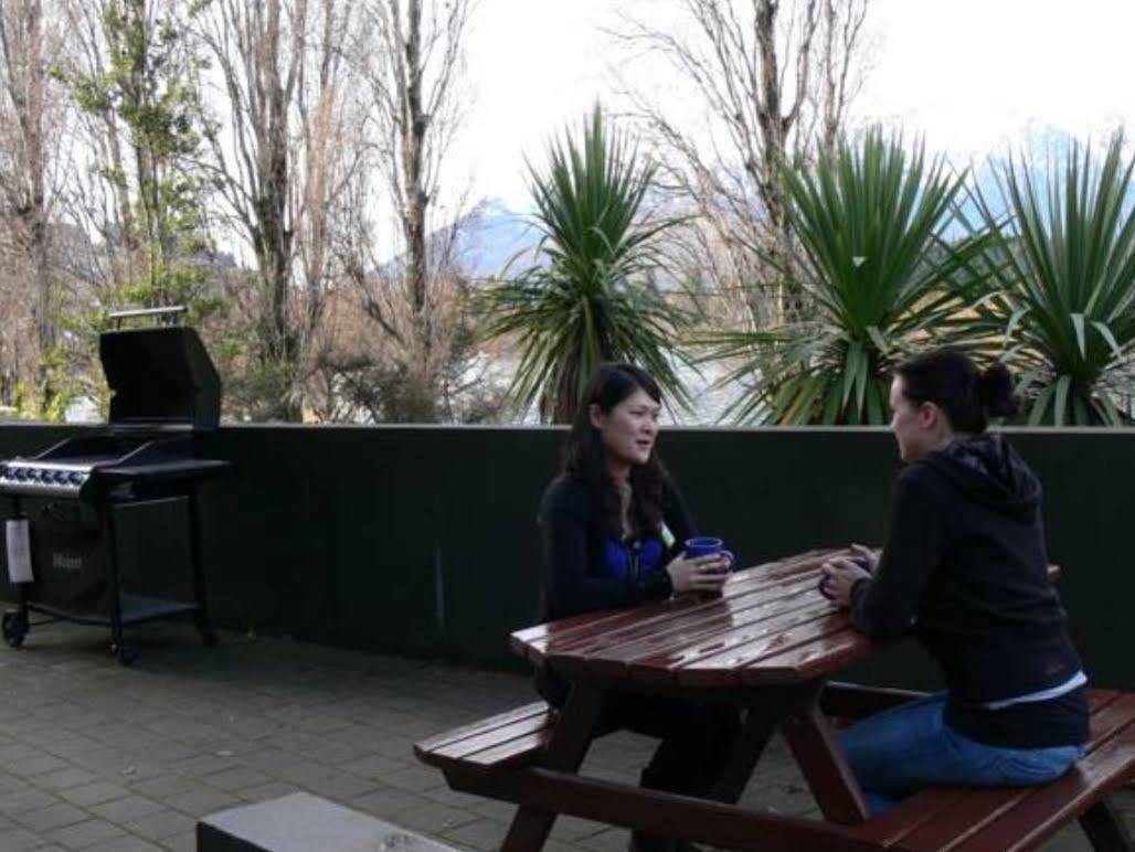 Haka House Queenstown Lakefront Hostel Exterior photo